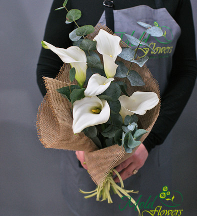 Bouquet with white calla lilies photo 394x433